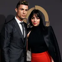Bintang Real Madrid, Cristiano Ronaldo ditemani kekasihnya, Georgina Rodriguez menghadiri acara Quina Awards di Lisbon, Portugal, Senin (19/3). Tubuh Georgina tampak sudah kembali seperti semula setelah melahirkan pada November 2017. (AP/Armando Franca)