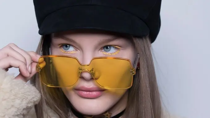 [Bintang] Samarkan Wajah Lelah dengan Pengaplikasian Eyeliner yang Vibrant Ini