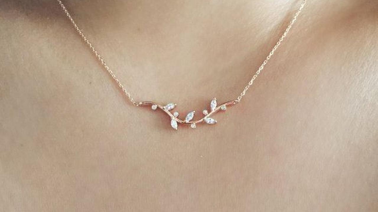 Ilustrasi Kalung Emas dengan Liontin