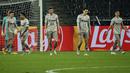 Para pemain Shakhtar Donetsk tampak kecewa usai terjadinya gol keempat Borussia Moenchengladbach dalam laga lanjutan Liga Champions 2020/21 Grup B di Moenchengladbach, Jerman, Kamis (26/11/2020). Shakhtar kalah 0-4 dari Gladbach. (AFP/Ina Fassbender)