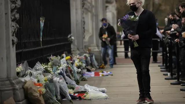 Tanda dukacita rakyat Inggris atas meninggalnya Pangeran Philip. (AP Photo/Matt Dunham)