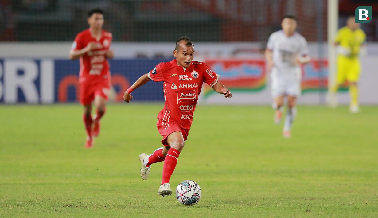 Pemain Persija Jakarta, Riko Simanjuntak, berlari cepat sambil menggiring bola saat melawan Persita Tangerang pada laga pekan keenam BRI Liga 1 2022/2023 di Stadion Patriot Candrabhaga, Bekasi, Rabu (24/8/2022). (Bola.com/M Iqbal Ichsan)