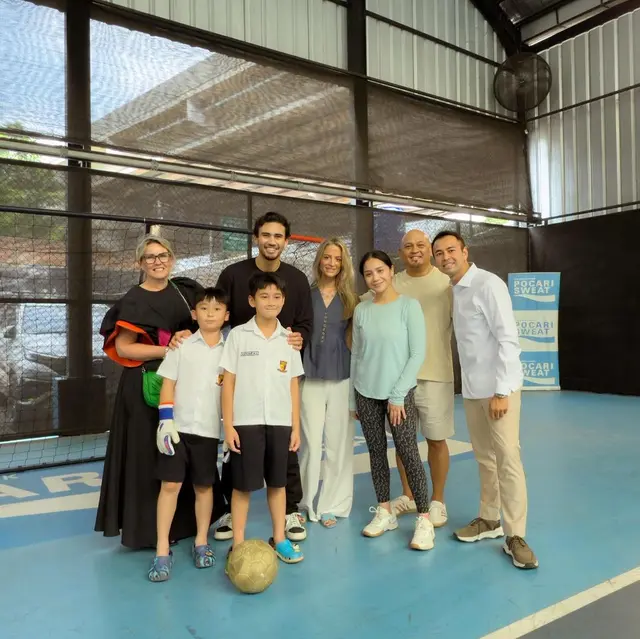 Momen seru Nathan Tjoe-A-On di rumah Raffi Ahmad, nikmati serabi dan nasi  liwet