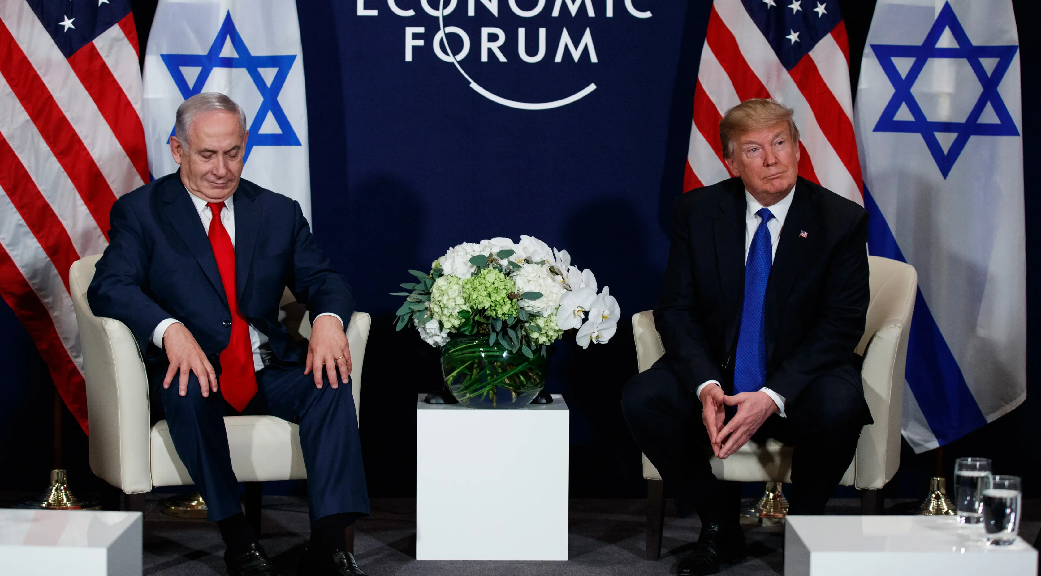 Presiden AS Donald Trump (kiri) dan Perdana Menteri Israel Benjamin Netanyahu saat menggelar pertemuan di sela Forum Ekonomi Dunia, Davos (25/1). (AP Photo / Evan Vucci)