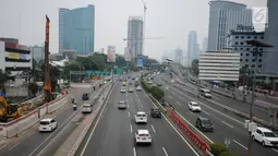 Sejumlah pengendara melintasi tol dalam kota di sekitar Jalan Gatot Subroto, Jakarta, Jumat (1/9). Terkait libur perayaan Idul Adha, sejumlah ruas jalan protokol Ibukota Jakarta terlihat lengang. (Liputan6.com/Helmi Fithriansyah)