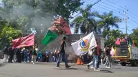 Aksi ratusan mahasiswa di Banyuwangi lakukan aksi unjuk rasa tolak jabatan 3 periode presiden dan kenaikan BBM. (Hermawan Arifianto/Liputan6.com)