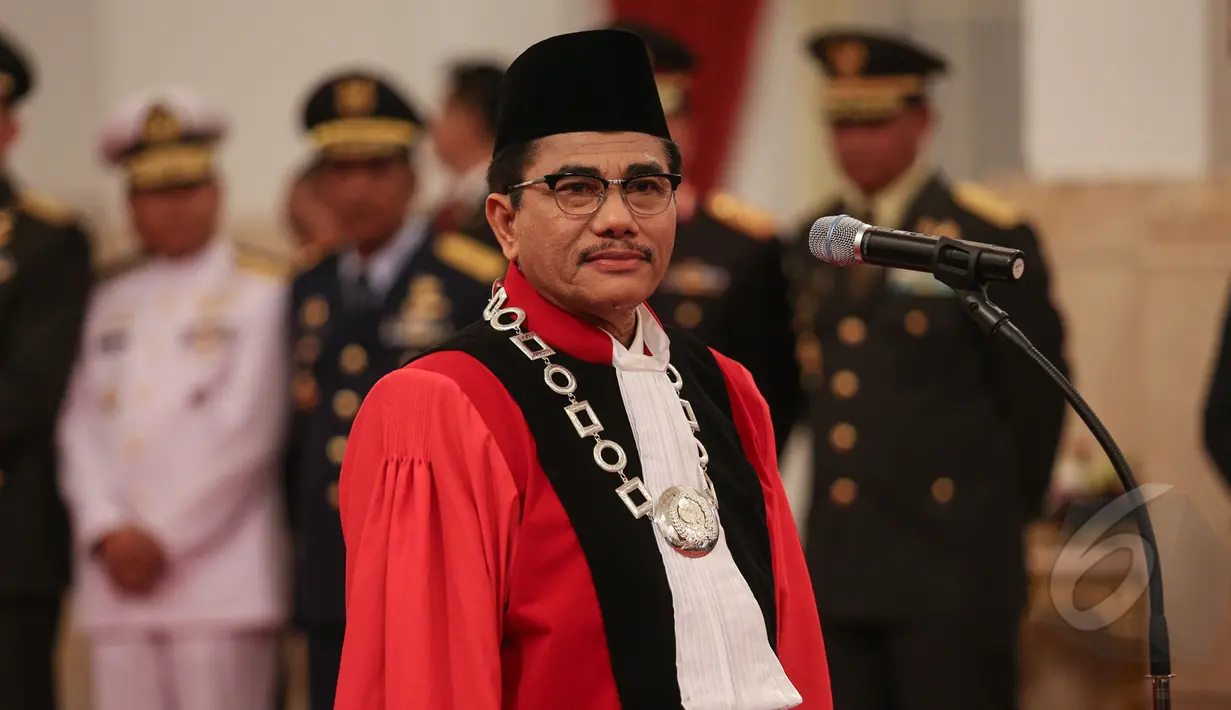 Manahan Malontige Pardamean Sitompul saat menghadiri acara pelantikan dirinya sebagai Hakim Konstitusi di Istana Negara, Jakarta, Selasa (28/4/2015). (Liputan6.com/ Faizal Fanani)