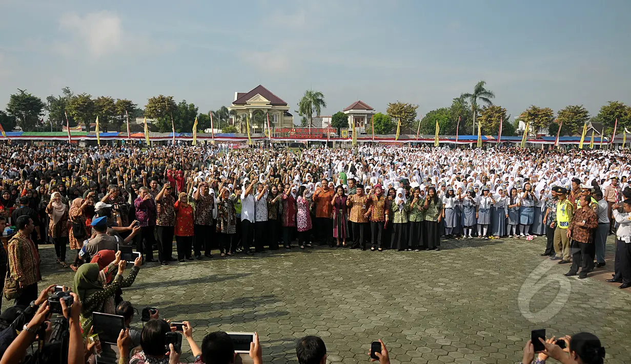 Ribuan pelajar saat minum jamu bersama di Alun-alun Satya Negara Sukoharjo, Jawa Tengah, Rabu (1/4/2015).Kegiatan minum jamu bareng ini untuk mendeklarasikan Kabupaten Sukoharjo sebagai produsen jamu terbesar di Jawa Tengah. (Liputan6.com/Johan Tallo)