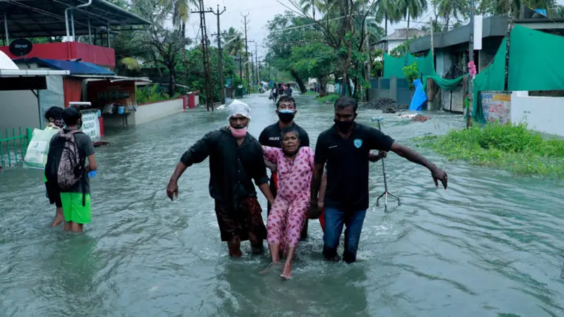 Badai siklon menempa salah satu negara bagian di India di tengah pandemi COVID-19.