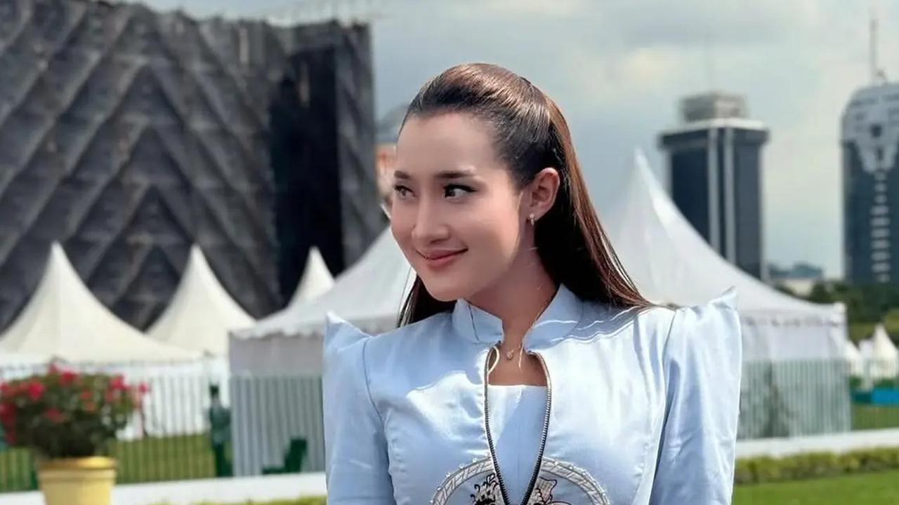 9 Model Long Dress Elegan ala Yeni Inka, Penampilannya di HUT Bhayangkara Curi Perhatian