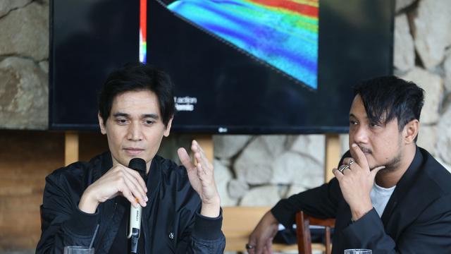 Tyo Nugros membentuk band bernama Direct Action.