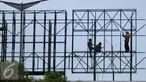 Pekerja menyelesaikan pembuatan papan reklame di jalan Gadjah Mada, Jakarta, Selasa (13/12). Pemerintah DKI Jakarta akan menyusun rencana penataan terhadap reklame yang tidak beraturan di jalur protokol. (Liputan6.com/Gempur M. Surya)