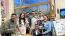 <p>Mpok Alpa memegang sebuah karikatur yang memuat gambar Raffi Ahmad, Irfan Hakim dan Tukul Arwana.&nbsp;(Foto: Instagram/ raffinagita1717)</p>