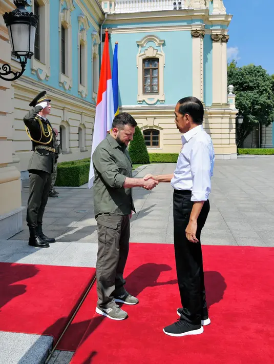 <p>Presiden Joko Widodo atau Jokowi (kanan) disambut oleh Presiden Ukraina Volodymyr Zelenskyy (kiri) saat tiba di Istana Maryinsky, Kiev, Ukraina, Rabu (29/6/2022). Turut mendampingi Presiden Jokowi yaitu Menteri Luar Negeri Retno Marsudi dan Sekretaris Kabinet Pramono Anung. (Foto: Biro Pers Sekretariat Presiden)</p>