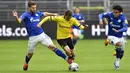 Pemain Borussia Dortmund, Thorgan Hazard, berusaha melewati pemain Schalke 04 pada laga Bundesliga di Stadion Signal Iduna Park, Sabtu (16/5/2020). Dortmund menang 4-0 atas Schalke 04. (AP/Martin Meissner)