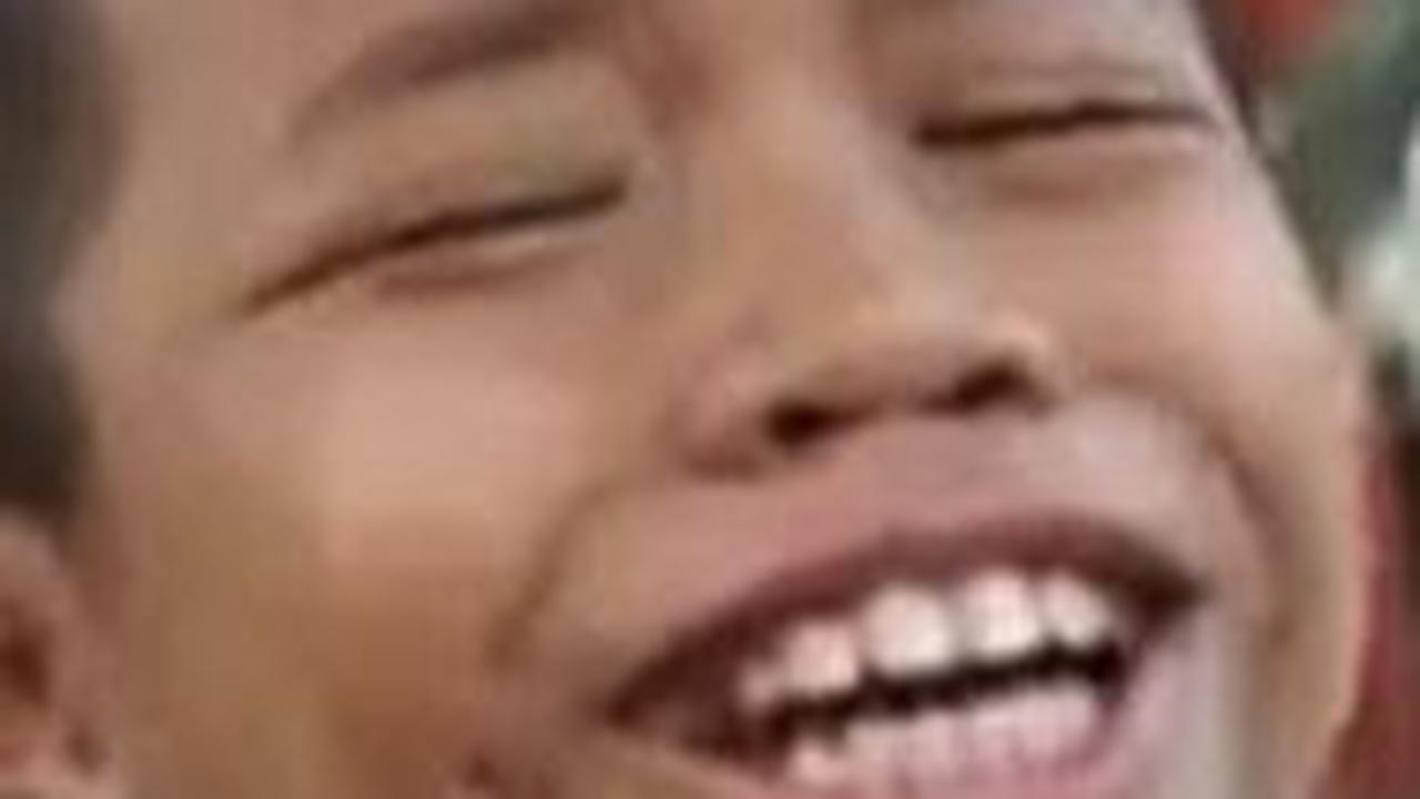 Beberapa tahun lalu, sosok Alwi begitu dikenal masyarakat luas. Bocah asal Kolaka itu memiliki suara yang begitu merdu. Alwi yang saat itu langsung populer mengajak keluarganya dari kampung halaman ke Jakarta.