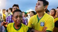 Tangis suporter Brasil saat dikalahkan Jerman 1-7. (cbsnews.com)