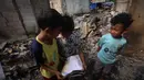 Tiga orang anak melihat sisa lembar kertas yang terbakar di lokasi bekas kebakaran di permukiman padat penduduk di Jalan Kemayoran Gempol belakang Pasar Jiung, Kelurahan Kebon Kosong, Kecamatan Kemayoran, Jakarta Pusat, Selasa (2/6/2026). (Kapanlagi.com/Budy Santoso)