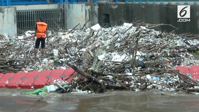Tumpukan sampah menghalangi aliran pintu air Manggarai Sejak Senin (21/8) dini hari. Aliran air meluap akibat adanya kiriman air dari Bogor.
