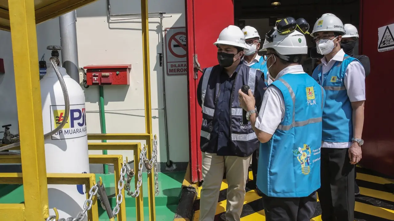 Menteri BUMN Erick Thohir saat meninjau produksi Oksigen di Pembangkit Listrik PLN