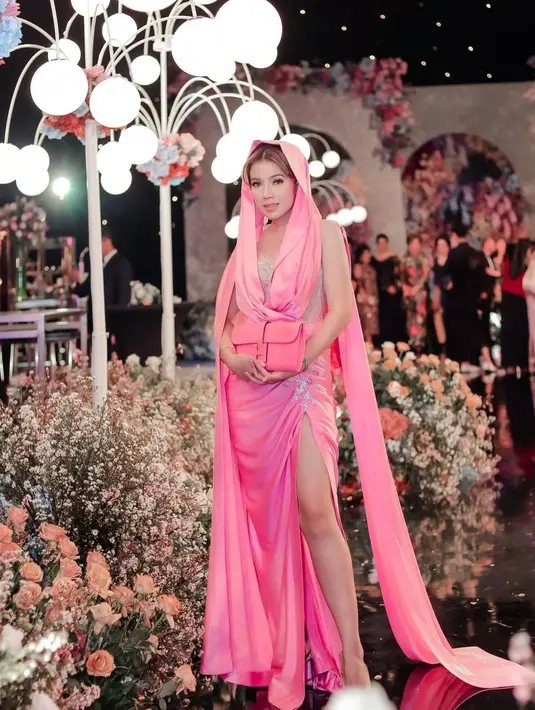 Angela juga telah menjadi ibu dari dua orang anak. Setelah tak terlihat di layar kaca, wanita kelahiran 1985 ini juga populer sebagai sosialita. Potretnya saat hadir di acara pernikahan Jessica Mila dan Yakup Hasibuan beberapa waktu lalu. [Instagram/angelaprisa]