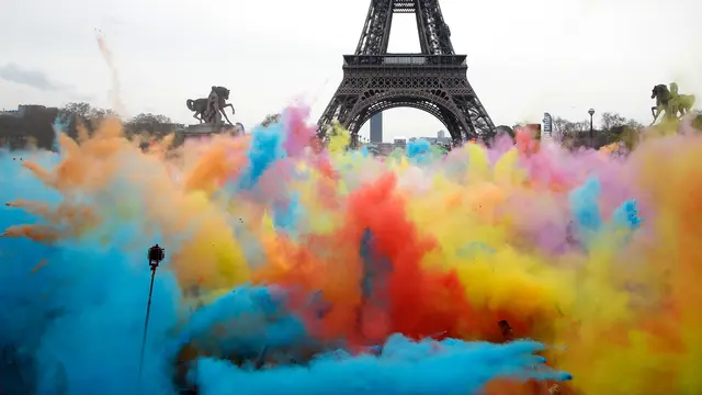 Keceriaan Ajang Berlari Penuh Warna di Menara Eiffel Paris