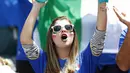 Dengan wajah bergambar bendera, fans cantik Italia memberikan dukungan saat Italia melawan Swedia pada grup E Euro Cup 2016 di Stadion Municipal, Toulouse, Jumat (17/6/2016) WIB. (REUTERS/ Michael Dalder)