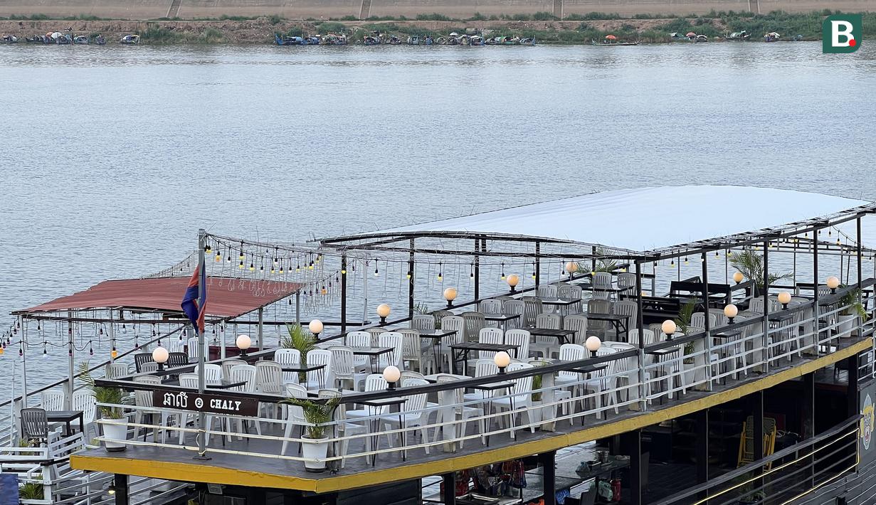 <p>Restoran di atas kapal yang terletak di Tonle Sap, Phnom Penh, Kamboja, Kamis (11/05/2023). Tonle Sap merupakan danau air tawar terbesar di Asia Tenggara. (Bola.com/Gregah Nurikhsani)</p>