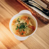 Resep sup mie ayam ala rumahan hanya membutuhkan waktu 40 menit untuk disajikan sebagai santapan bersama keluarga. (Foto/dok: Pexels/Anhelina Vasylyk)