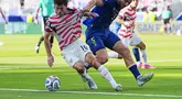Pemain Amerika Serikat Christian Pulisic menggiring bola sementara pemain Bosnia Sead Kolasinac menarik bajunya selama pertandingan sepak bola babak 32 Piala Dunia antara Amerika Serikat dan Bosnia di Santa Clara, California, dekat San Francisco, Rabu, (01/07/2026). (AP Photo/Julio Cortez)