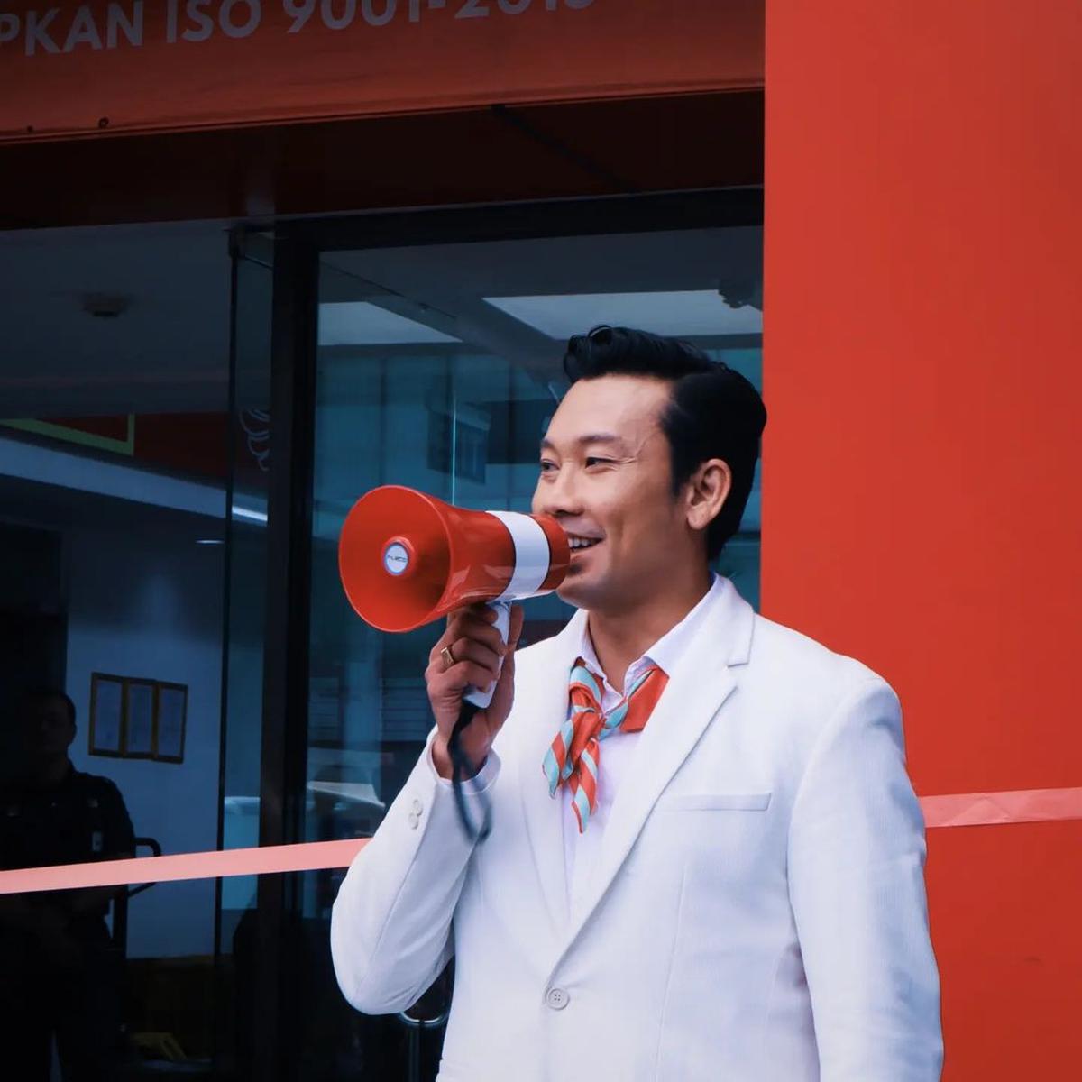 Profil Denny Sumargo: Karier, Cinta, dan Perjalanan Membangun Bisnis