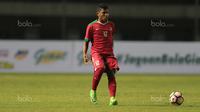 Pemain Timnas Indonesia U-19, Rifad Marasabessy saat uji coba melawan Espanyol B pada laga persahabatan di Stadion GBLA, Bandung, (15/7/2017). Timnas U-19 kalah 2-4. (Bola.com/Nicklas Hanoatubun)