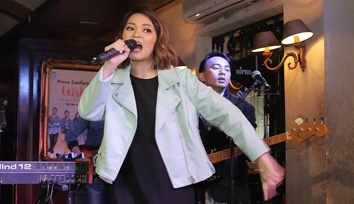 Dengan hadirnya vokalis baru tersebut, single terbaru grup asal Pekanbaru itu dinilai lebih berwarna. Kehadiran Regina yang memiliki background musik yang berbeda merupakan tambahan warna baru. (Bambang E Ros/Bintang.com)