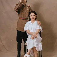 Di foto ini, Rizky terlihat mengenakan seragam tentara berwarna cokelat dengan celana panjang hitam yang dimasukkannya ke dalam boots selutut yang juga berwarna hitam. Lengkap dengan topi tentara dan belt tentara, Rizky terlihat dewasa berdampingan dengan sang ibu. Foto: Instagram.