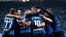 Pemain Inter Milan, Ivan Perisic dan rekan setimnya merayakan gol ke gawang Chievo Verona  pada laga ke-15 Serie A, di Stadion San Siro, Minggu (3/12). Perisic mencetak hat-trick dari kemenangan telak 5-0. (AP/Antonio Calanni)