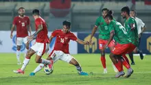 Pemain Timnas Indonesia, Pratama Arhan, berusaha merebut bola saat melawan Bangladesh pada laga uji coba FIFA Matchday antara Timnas Indonesia menghadapi Bangladesh di Stadion Si Jalak Harupat, Bandung, Rabu (1/6/2022) malam WIB. (Bola.com/M. Iqbal Ichsan)