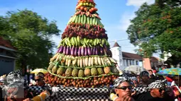 Sebuah gunungan berisi sayur dan buah dibawa saat Karnaval Lintas Budaya, Semarang, Minggu (27/3). Acara ini mempunyai makna kerukunan umat beragama di ibukota Provinsi Jawa Tengah. (Foto: Gholib)