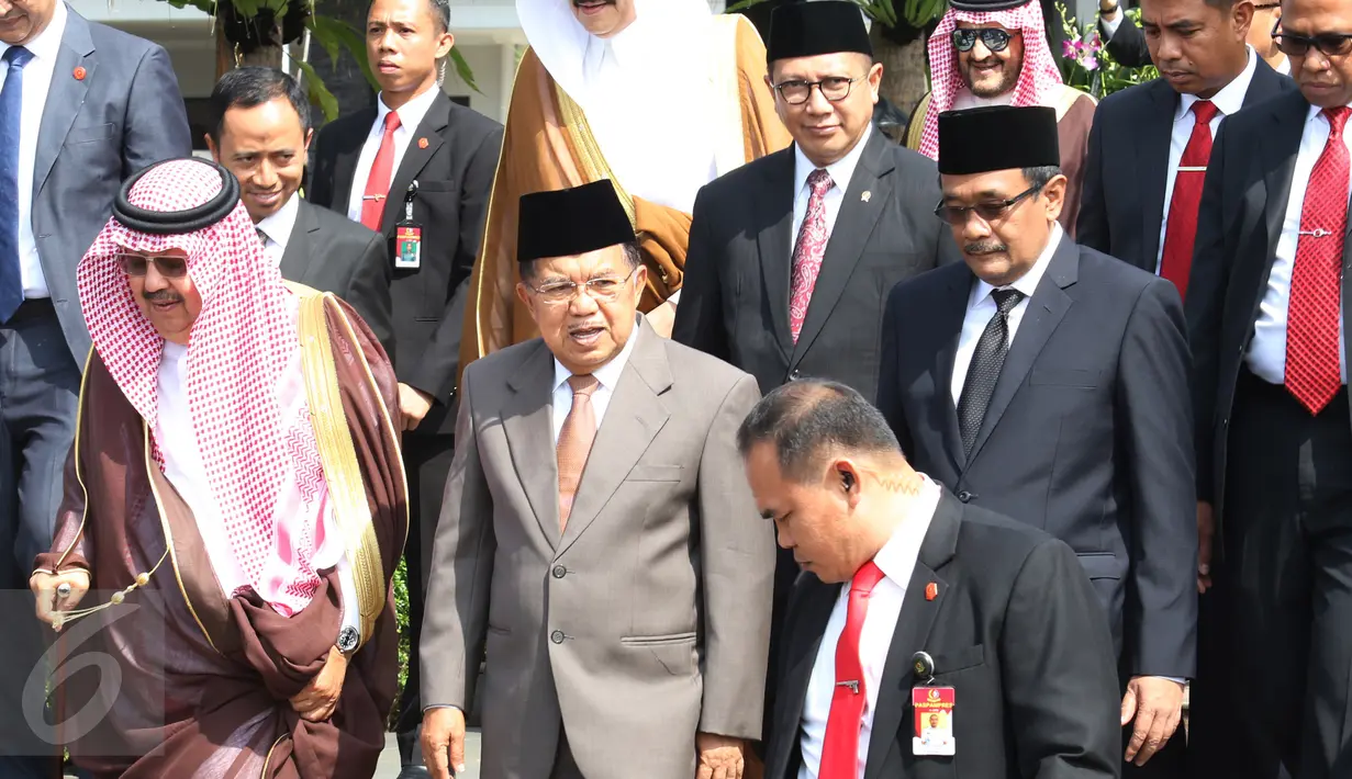 Wapres Jusuf Kalla saat mengantar rombongan Raja Arab Saudi Salman bin Abdulaziz al Saud yang bertelok ke Brunei di Bandara Halim Perdanakusuma, Jakarta, Sabtu (4/3). (Liputan6.com/Angga Yuniar)