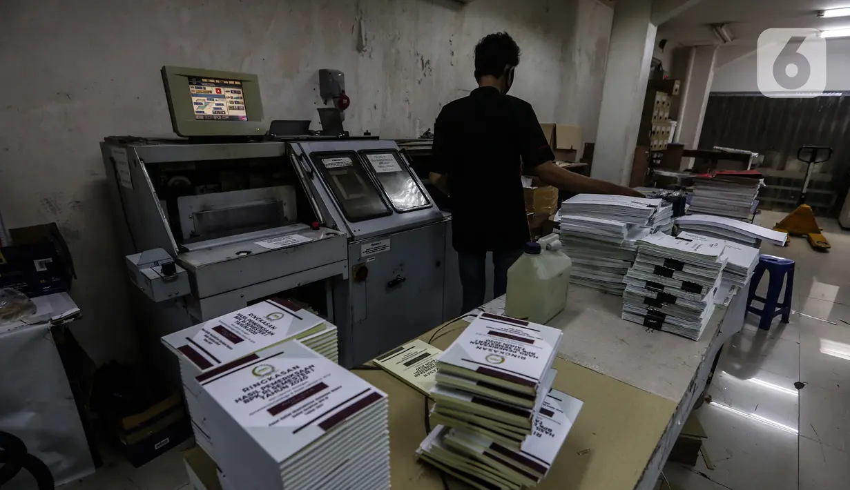 Pekerja mencetak di mesin cetak digital printing PT Bintang Sempurna di kawasan Benhil, Jakarta Pusat, Rabu (24/2/2021). Setidaknya omset yang dihasilkan digital printing ini tidak sebesar seblum pandemi berlangsung. (Liputan6.com/johanTallo)