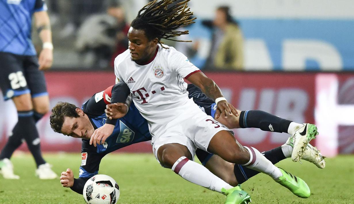 Pemain Hoffenheim, Sebastian Rudy (kiri) terjatuh saat berebut bola dengan pemain Bayern, Renato Junior Luz Sanches pada lanjutan Bundesliga Jerman di Rhein-Neckar-Arena, Sinsheim, Selasa(4/4/2017). Hoffenheim menang 1-0. (Uwe Anspach/dpa via AP)