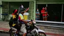 Demonstran menyapa warga saat melakukan konvoi dalam unjuk rasa di Bangkok, Thailand, Jumat (10/9/2021). Demonstran mendesak Perdana Menteri Thailand Prayut Chan-O-Cha mengundurkan diri atas penanganan pemerintah terhadap COVID-19 dan pembebasan tahanan politik. (LILLIAN SUWANRUMPHA/AFP)