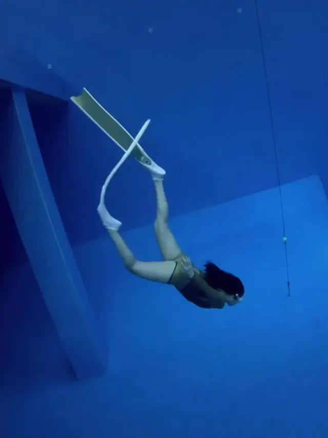 Potret Prilly Latuconsina asyik free diving (credit: https://www.instagram.com/prillylatuconsina96/).