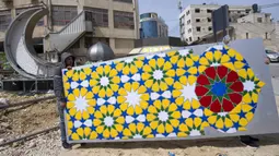 Buruh Palestina mengerjakan monumen bergaya Islam yang terdiri dari lentera dan bulan sabit, dua ikon simbolik bulan suci Ramadhan, di Kota Ramallah, Tepi Barat, 29 Maret 2022. Monumen ini dibangun pemerintah Kota Ramallah untuk menghiasi alun-alun utama di pusat kota. (AP Photo/Nasser Nasser)