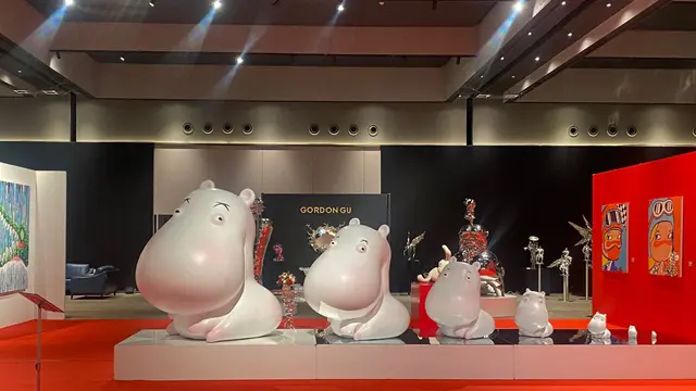 Suasana pameran seni besutan Linda Gallery yang menghadirkan karya pematung terkenal asal Tiongkok Cai Zhisong, Ren Zhe, dan Jia Wei di Townhall, Indonesia Design District (IDD) PIK 2 hingga 1 September mendatang.