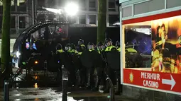 Polisi bersiap untuk mengamankan aksi protes yang digelar oleh warga Turki di Rotterdam, Belanda (11/3). Ketegangan ini terjadi beberapa jam setelah Mevlut Cavusoglu menyatakan akan terbang ke Rotterdam dan dilarang Belanda. (AFP/Emmanuel Dunand)