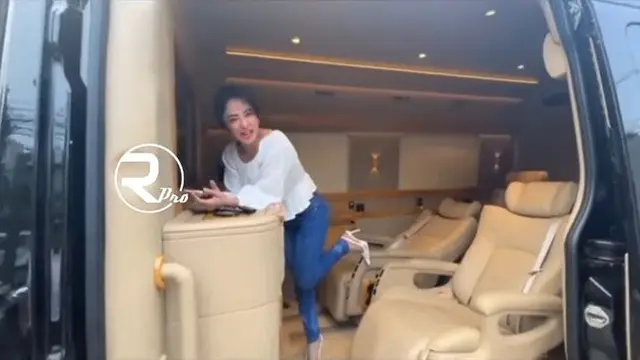 Mobil Dewi Perssik. (Foto: Youtube/Rosliana Project)