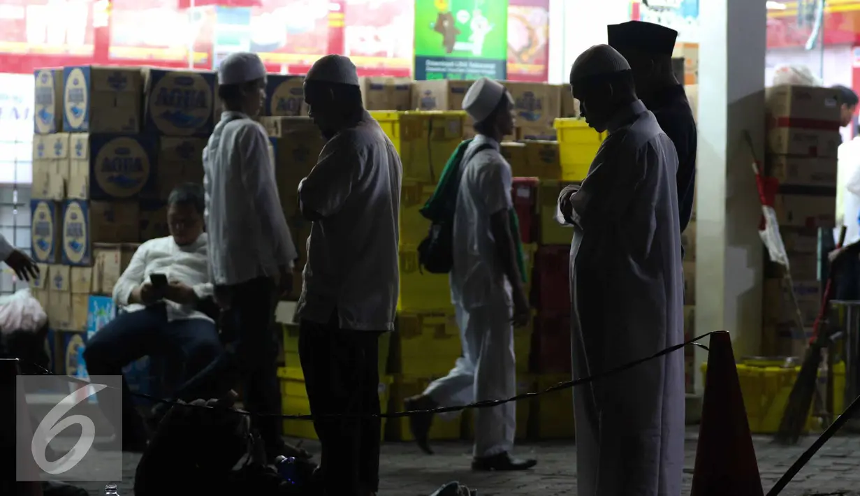 Jauhnya letak masjid dari tempat mereka melakukan aksi tidak menyurutkan peserta aksi untuk melaksanakan Salat Magrib, Jakarta, Jumat (4/11). (Liputan6.com/Faizal Fanani)