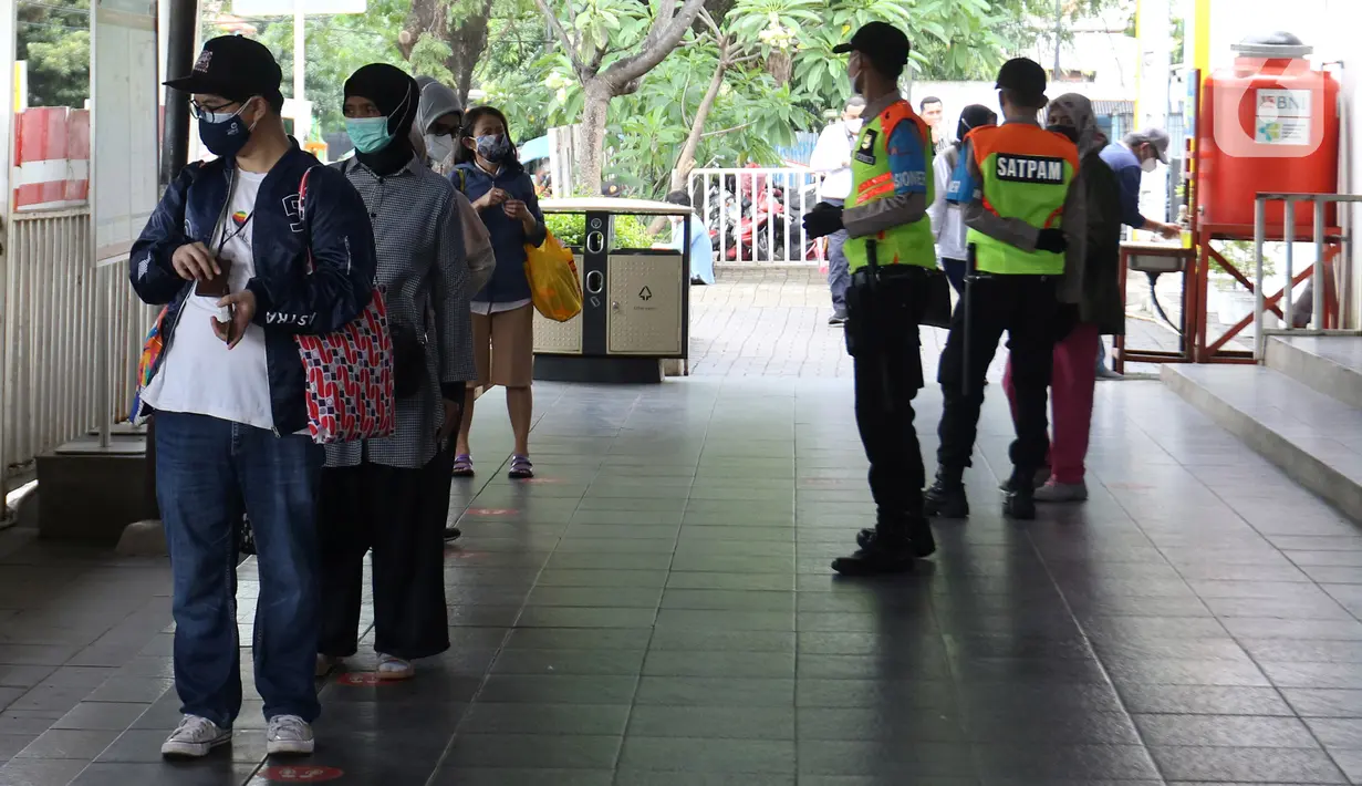 Calon penumpang antre untuk melakukan tes antigen di Stasiun Manggarai, Jakarta, Senin (21/6/2021). PT KAI Commuter menargetkan 150-200 tes antigen per hari. (Liputan6.com/Herman Zakharia)