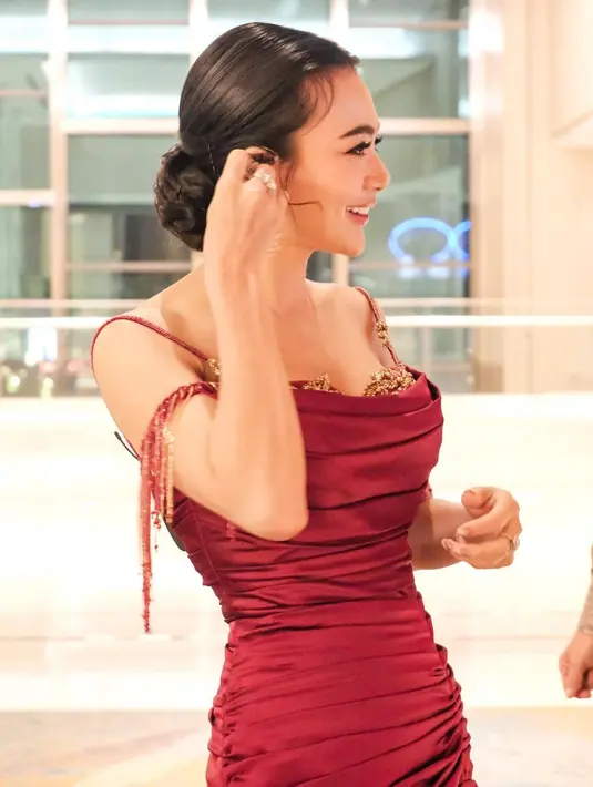 Wika Salim saat tersenyum di potret candid ini. Pesona kecantikannya kian bertambah. “Looknya bukan biduan dangdut ini mah sekelas diva,” tulis akb****.  (Instagram/wikasalim)