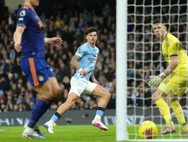 Kemenangan Manchester City atas Newcastle United dalam laga lanjutan Liga Inggris pada Sabtu (21/02/2026) tak lepas dari penampilan apik Nico O'Reilly. (AP Photo/Jon Super)
